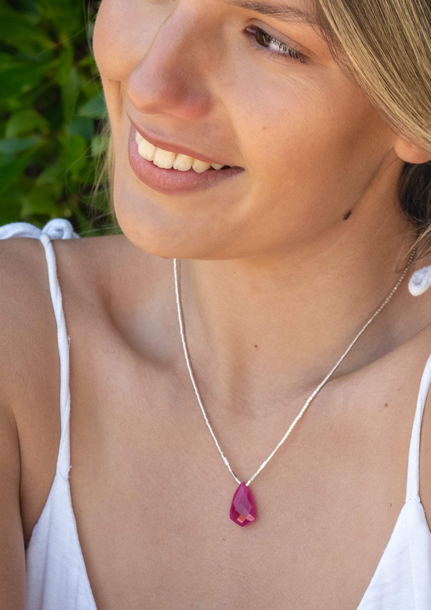 Collar Diamante Calcedonia Fucsia